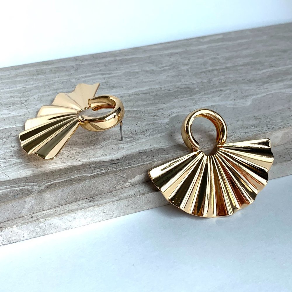 NEW~ Anthropologie Shashi "Leilani" Gold Wavy Fan Earrings